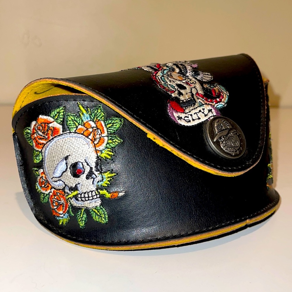 Cute Eddy Hardy Sunglass Case w/ Lenses Wipe